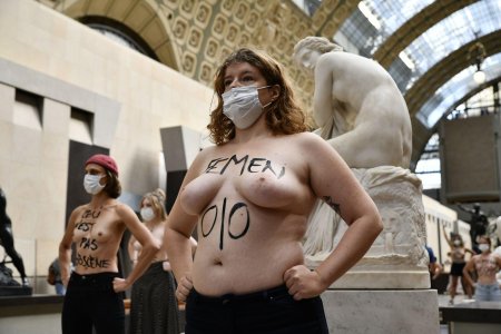 Голые протесты