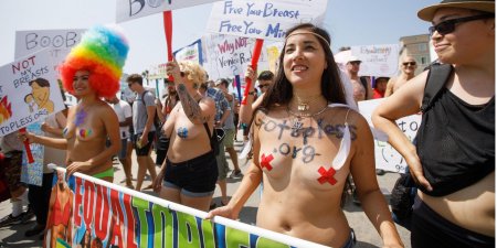 Парад голых феминисток