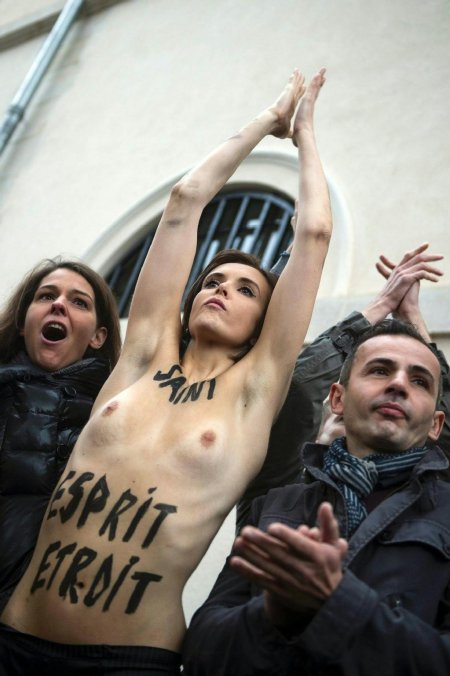 Активистки femen обнажились