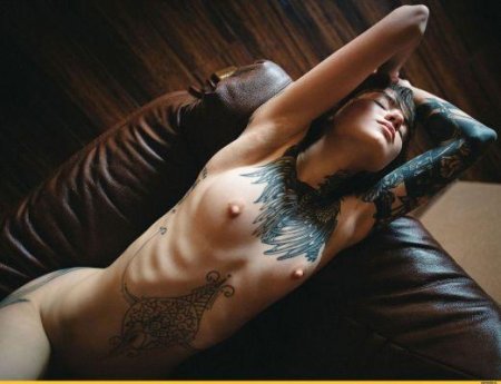 Голые девки с татуировками