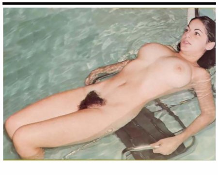 Волосатые женщины в бассейне