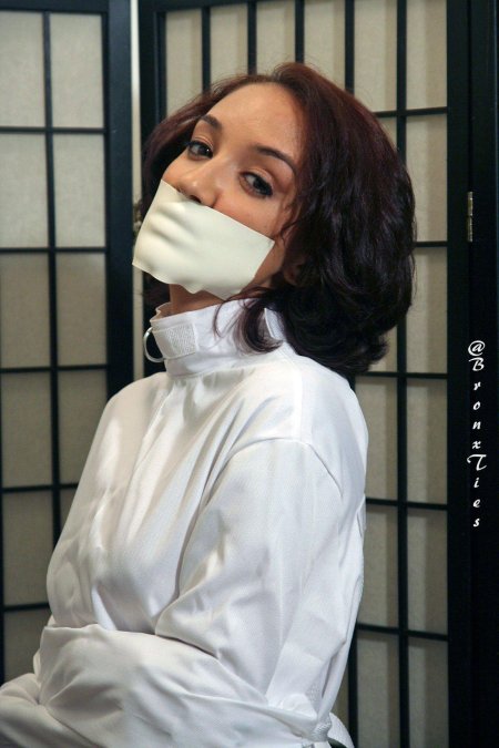 Женщина в смирительной рубашке