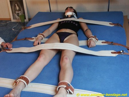 Связанные девушки в колготках бдсм