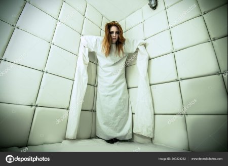 Девушка в смирительной рубашке