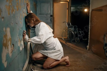 Девушка в смирительной рубашке