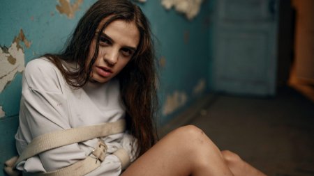 Девушка в смирительной рубашке