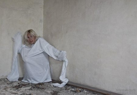 Девушка в смирительной рубашке