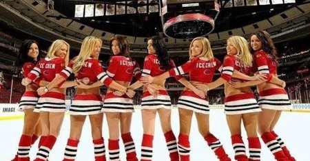 Девушки в хоккейной форме