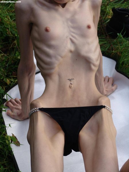 Голая анорексичка