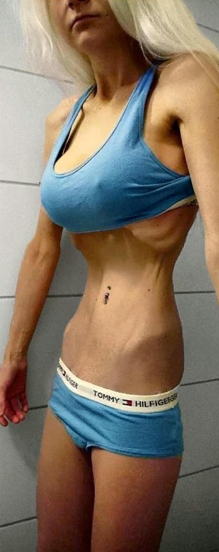 Анорексичка с большими сиськами