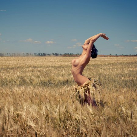 Эротическая фотосессия в поле