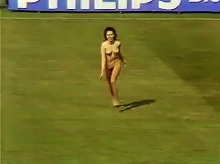 Голая выбежала на футбольное поле