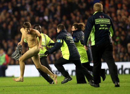 Голые болельщики на поле