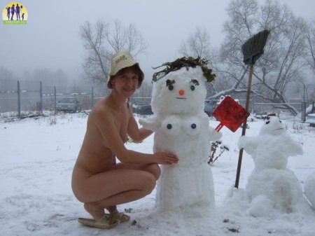 В снег голышом после бани