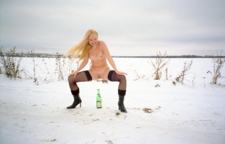 Голая на льду