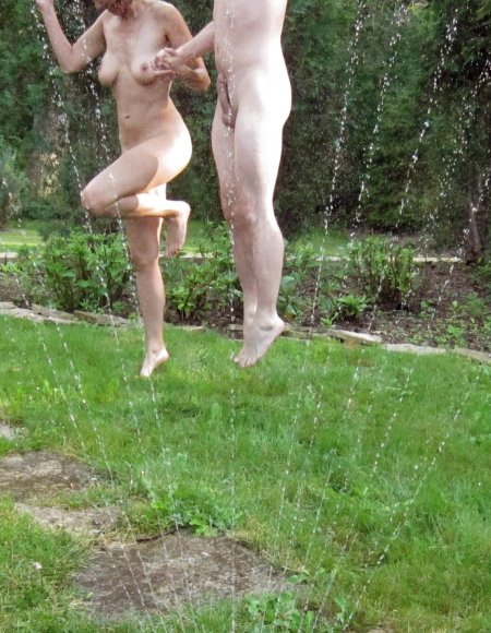 Голые мужчины и женщины на даче