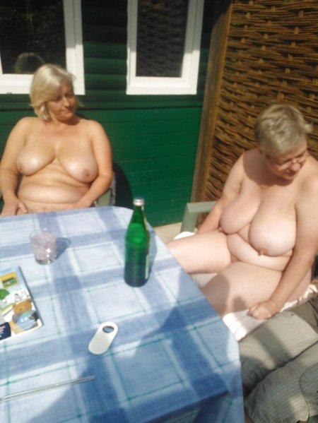 Пожилые подруги на даче