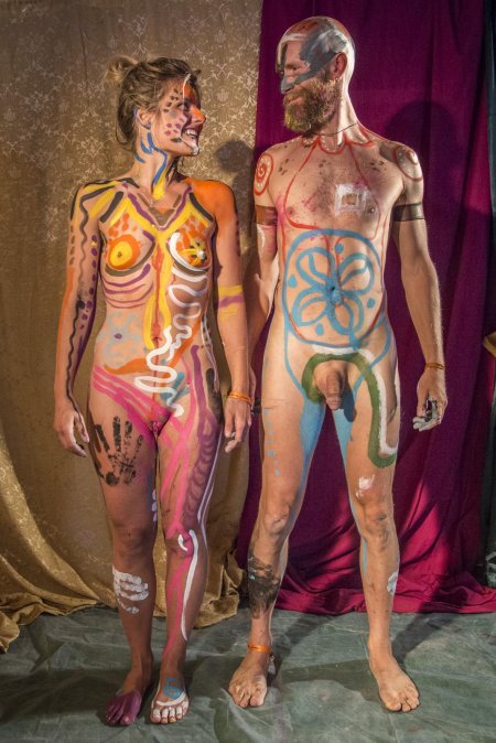 Бодиарт на голом мужчине улице