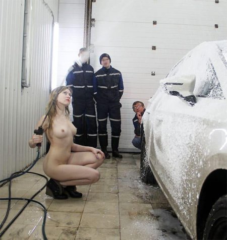 Голая автомойка без трусов