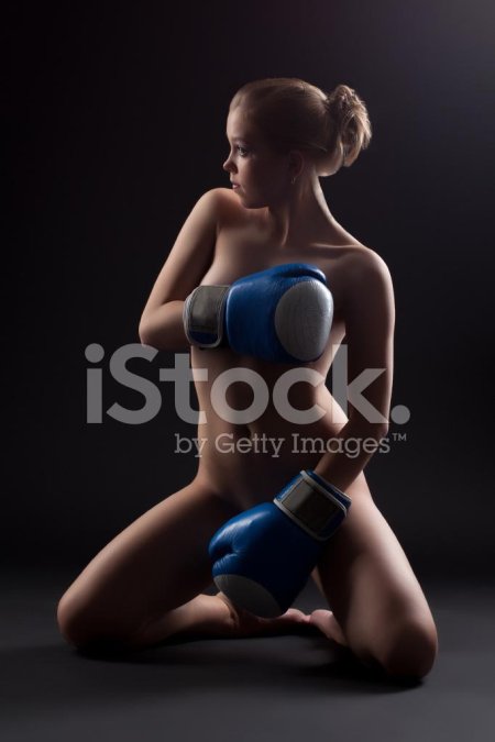 Девушки в старинных боксерских перчатках