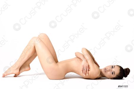 Голая женщина лежит на полу