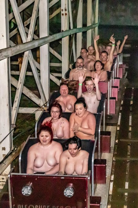 Голая грудь на аттракционе