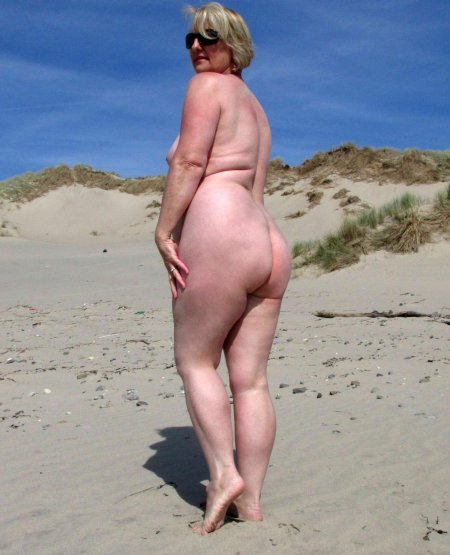 Голые старухи на пляже