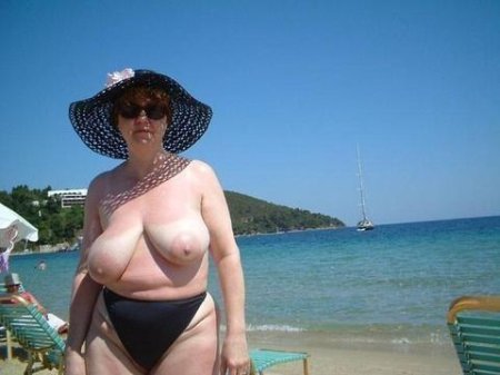 Огромные сиськи старух на пляже