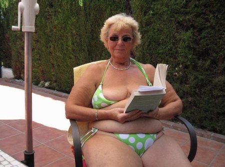 Голые старухи в купальниках