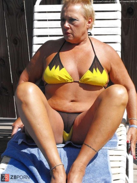 Зрелые бабы в прозрачных купальниках