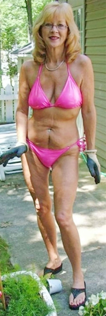 Старуха в купальнике