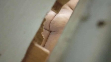 Подглядывает за женой