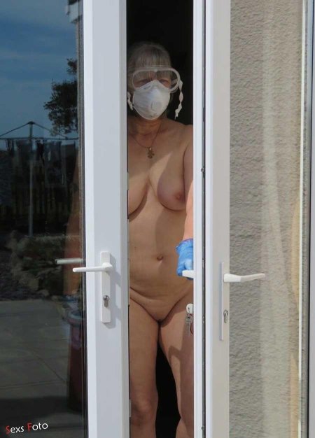 Соседка открыла дверь голой