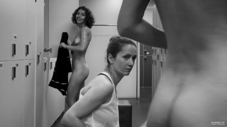 Голые девки в раздевалке