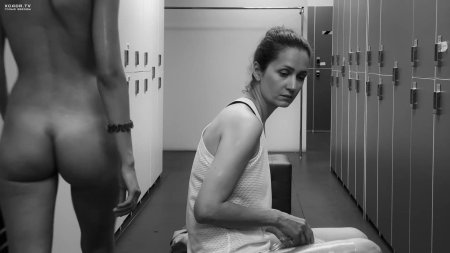 Голые попки в раздевалке