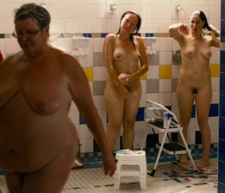 Голые женщины в общественном душе