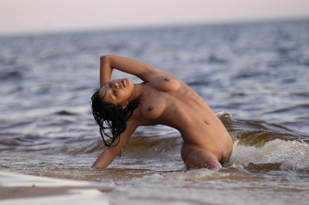 Девушка в море