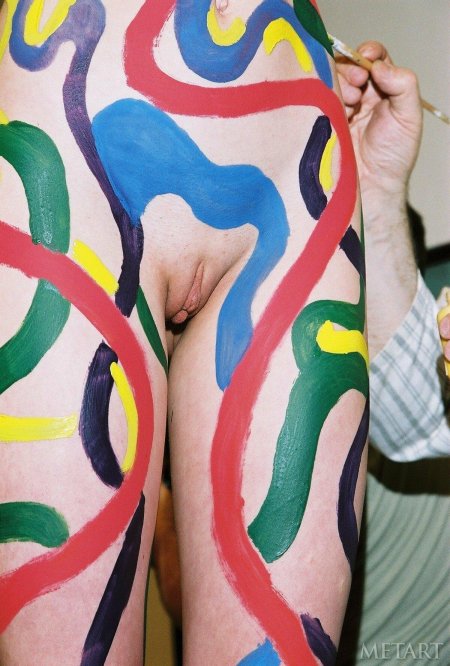 Разрисованные голые девки