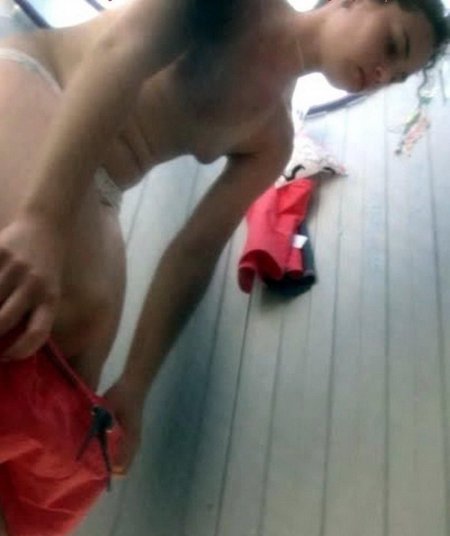 Скрытая камера в пляжной раздевалке