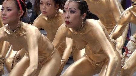 Gold bodypaint