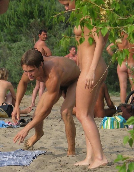 Голые мужчины на пляже