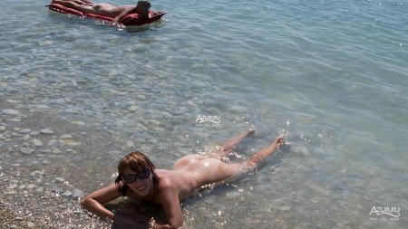 Купаются голышом