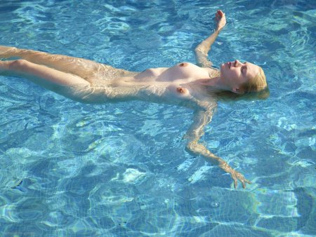 Голые в бассейне