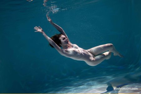 Голые в прозрачной воде