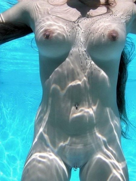 Под водой без одежды
