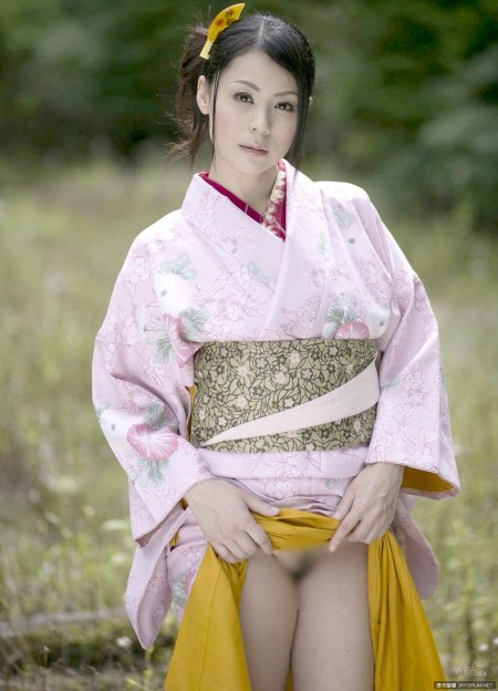 Голые женщины в кимоно халате