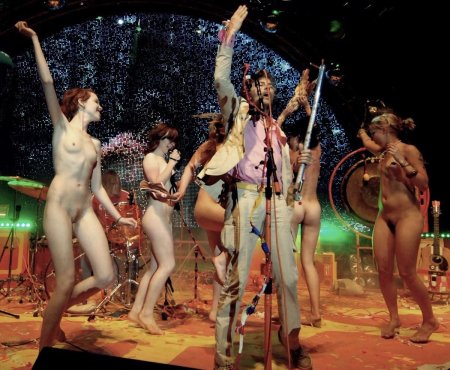 На сцене голые