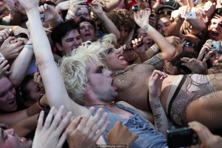 Голые фанаты на концерте