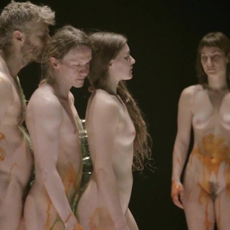 Голые женщины в спектаклях