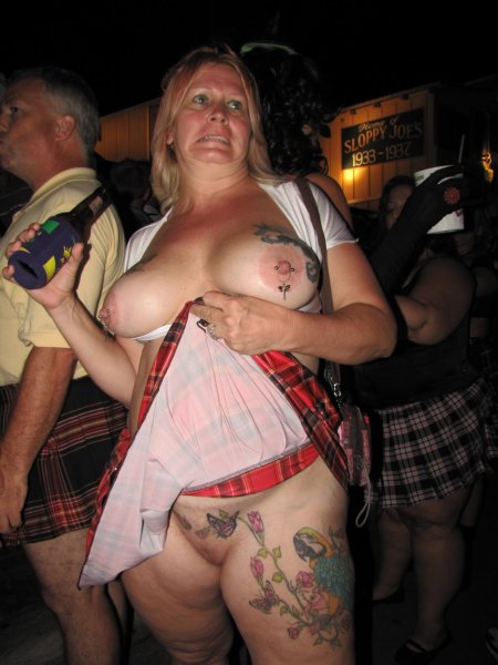 Старые женщины голые на фестивале